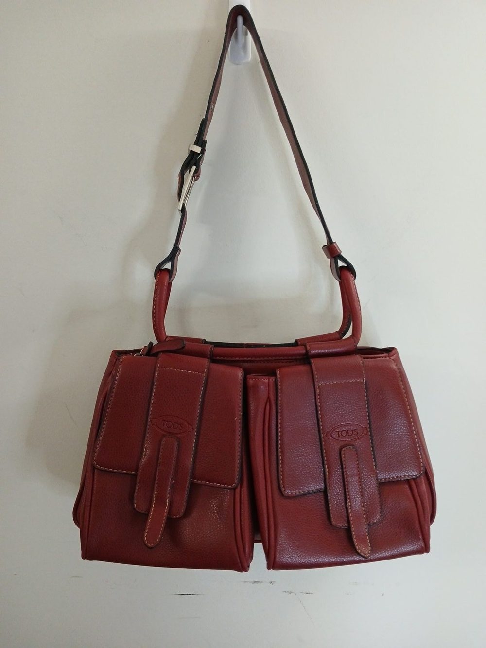 Tod's Leather Shoulder Bag in Burgundy